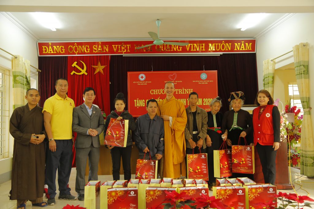 Điện Biên: TƯGH - GHPGVN tỉnh Điện Biên kết hợp với tập đoàn Vingroup và Hội Chữ thập đỏ trao quà từ thiện