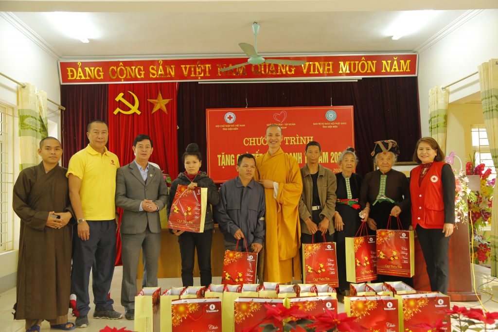 [Video] Điện Biên: TƯGH – GHPGVN tỉnh Điện Biên kết hợp với tập đoàn Vingroup và Hội Chữ thập đỏ trao quà từ thiện