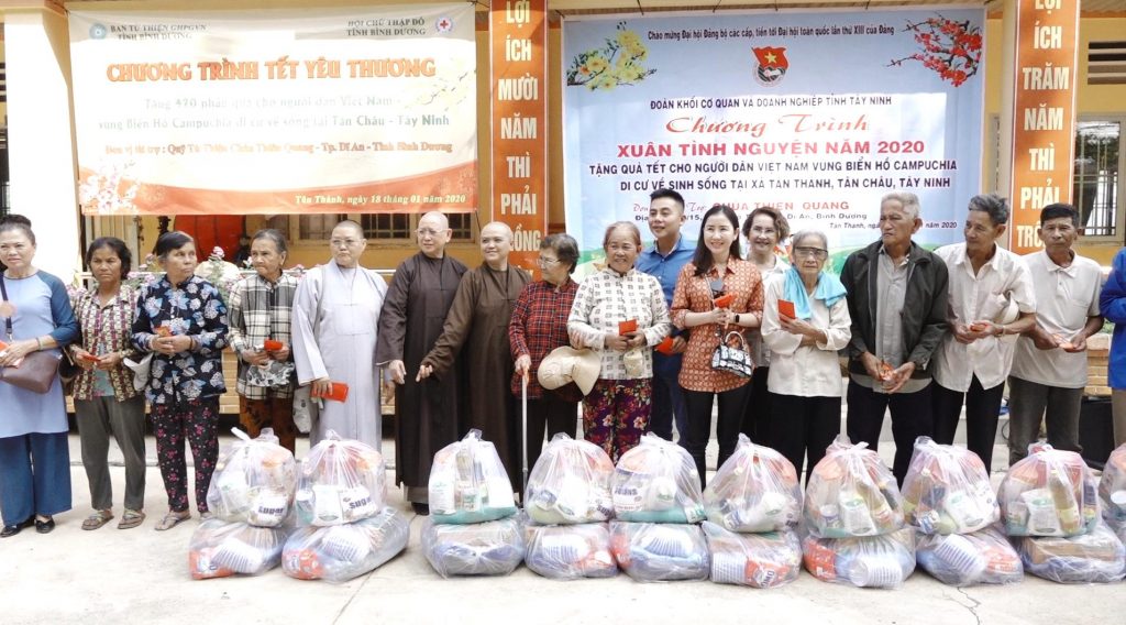 Tây Ninh: Hội từ thiện chùa Thiên Quang tặng quà Tết cho người dân Biển Hồ - Campuchia