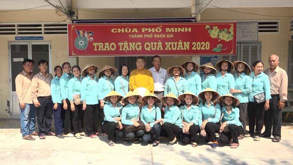 Kiên Giang: Hội từ thiện Phật tử chùa Phổ Minh trao tặng quà xuân tại huyện Gò Quao.