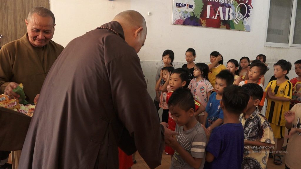 Kiên Giang: Chư Tôn đức HĐTS thăm Trung tâm TTXH Phật Quang