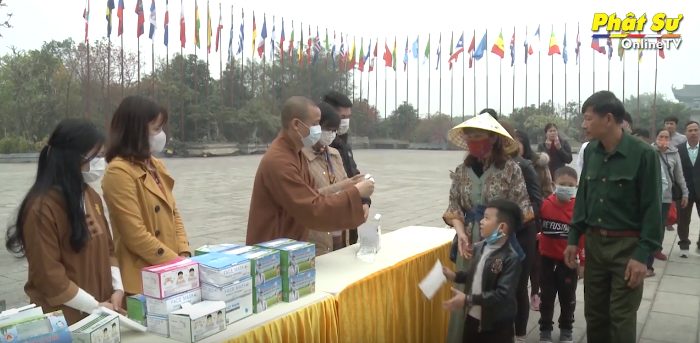 [Video] Ninh Bình: Chùa Bái Đính tặng hơn 10 ngàn khẩu trang y tế cho Phật tử và du khách