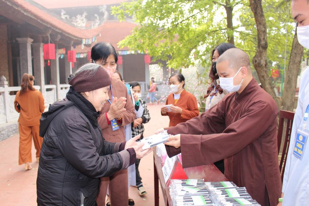 Vĩnh Phúc: Chùa Hà Tiên tặng dược phẩm, vật phẩm y tế phòng chống dịch Covid - 19