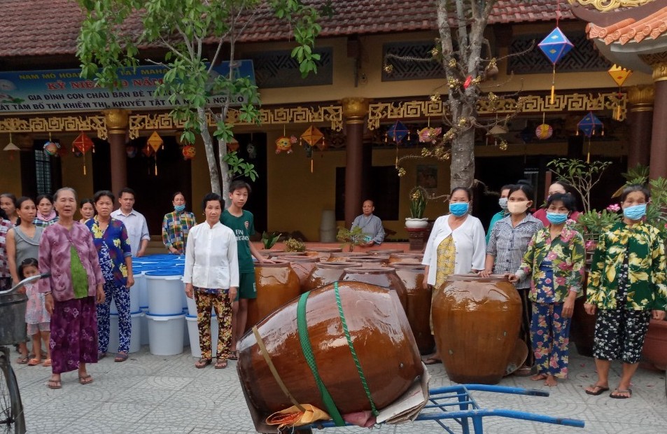 Bến Tre: Chùa Hòa Linh tặng dụng cụ chứa nước ngọt cho bà con đợt 03