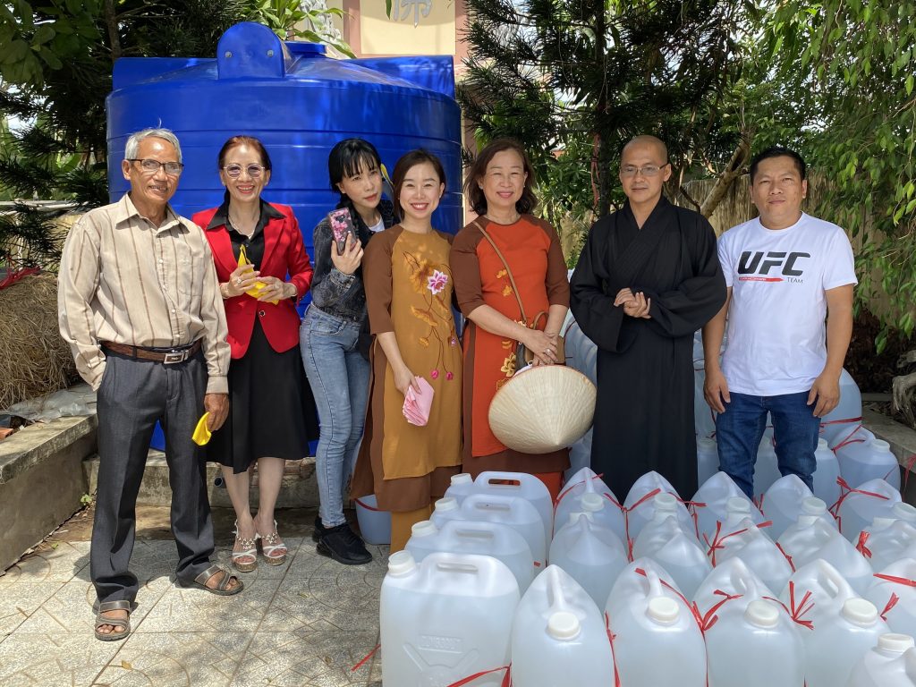 Bến Tre: Nhóm Phật tử Từ thiện tỉnh Cần thơ trao tặng quà, dụng cụ trữ nước ngọt và giếng khoan cho bà con nghèo