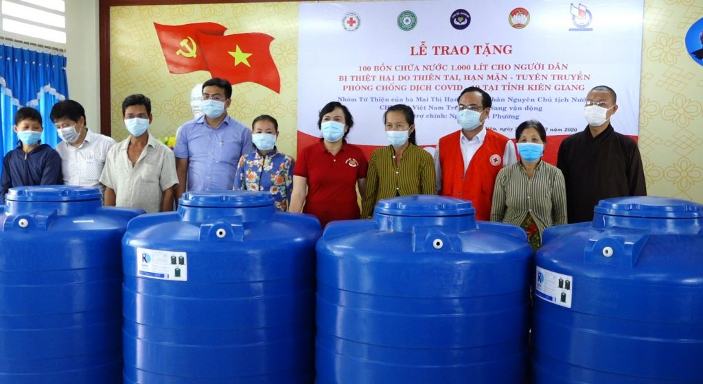 Kiên Giang: Ban từ thiện xã hội GHPGVN TP.HCM tặng bồn nước, khẩu trang đến bà con bị ảnh hưởng hạn mặn và tuyên truyền phòng chống dịch Covid-19