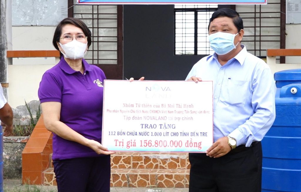 Bến Tre: Ban Từ thiện Xã hội Phật giáo TP.HCM tiếp tục tặng bồn nước, khẩu trang đến bà con bị hạn, mặn