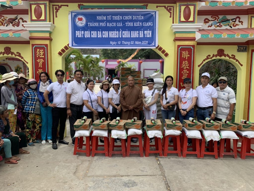 Kiên Giang: Tặng quà từ thiện tại chùa Hải Sơn (chùa Hang)