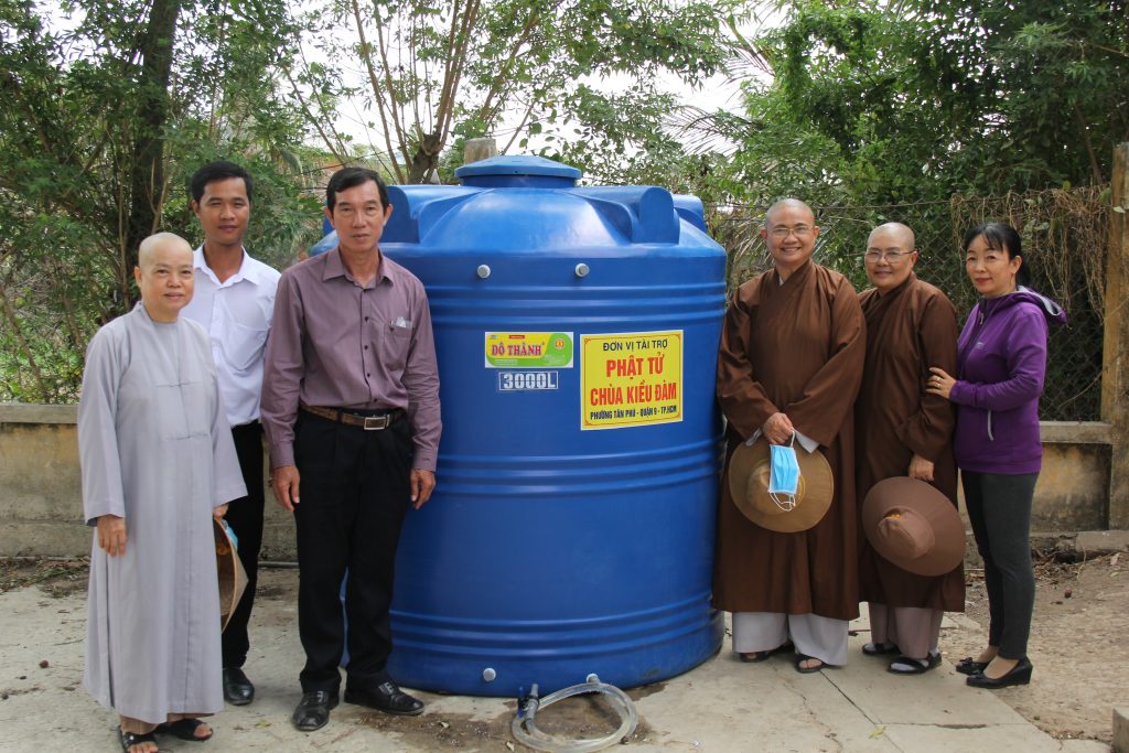 Tiền Giang: Chùa Kiều Đàm và Chùa Quang Minh tặng dụng cụ trữ nước sinh hoạt và nước uống cho bà con nghèo tại Gò Công Tây