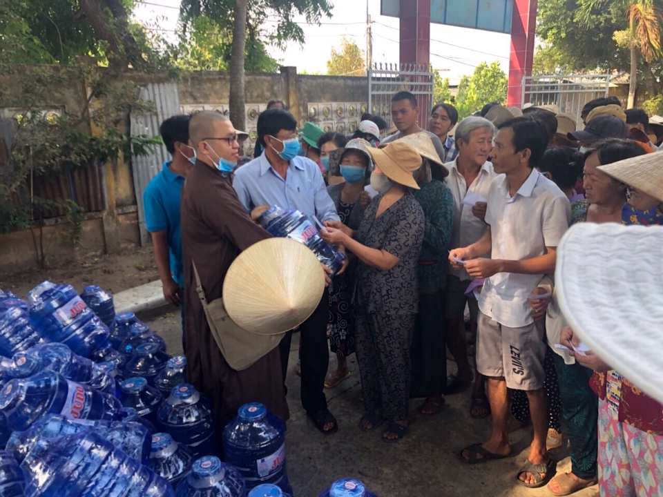 Tiền Giang: Chùa Phật Ân kết hợp Tu viện Linh Thứu tặng nước ngọt đến bà con bị hạn mặn tại xã Tân Phong, huyện Cai Lậy