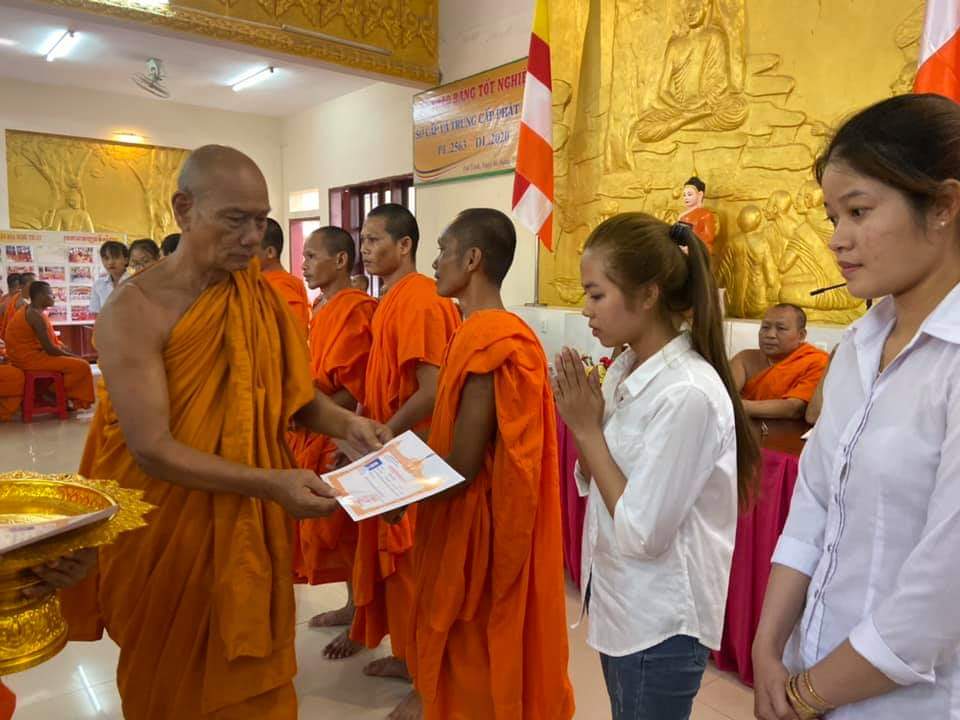 Trà Vinh: Hội Đoàn kết Sư sãi Yêu nước tỉnh trao bằng tốt nghiệp lớp Sơ cấp và Trung cấp Phật học