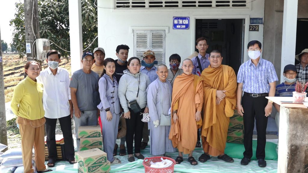 Kiên Giang: Tịnh xá Ngọc Sơn phát quà cho bà con hoàn cảnh khó khăn tại ấp Thạnh Lợi