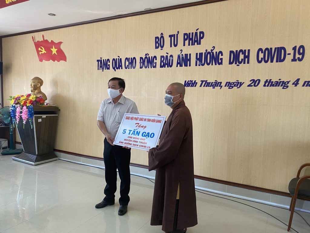 Kiên Giang: GHPGVN tỉnh tặng gạo cho người khó khăn trong thời gian phòng, chống dịch