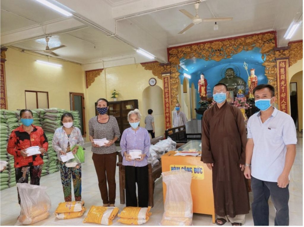 TP. HCM: Chùa Long Hoa phát 600 suất ăn mỗi ngày trong mùa dịch Covid
