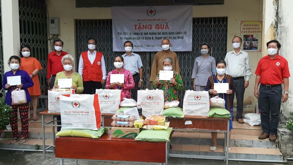 TP.HCM: Chùa Huyền Trang, Hội chữ thập đỏ Việt Nam trợ giúp dân nghèo qua đại dịch Covid-19