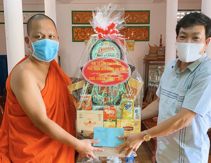 Trà Vinh: Ban giám đốc Công an tỉnh thăm và chúc tết Chôl Chnăm Thmây chùa Bãi Xào Giữa