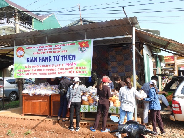 Bình Phước: Tổ đình Đức Bổn A Lan Nhã tặng lương thực cho người dân trong thời gian phòng, chống dịch