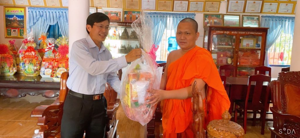 Trà Vinh: Sở giáo dục và Đào tạo tỉnh thăm, chúc mừng tết Chôl Chnăm Thmây chùa Bãi Xào Giữa