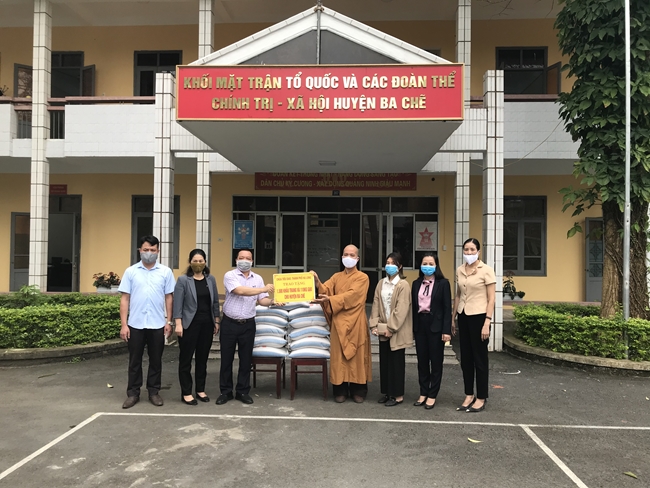 Quảng Ninh: Chùa Tiêu Dao trao tặng 2.000 khẩu trang y tế tới UBND huyện Ba Chẽ và Trung tâm Hành Chính Công TP. Hạ Long