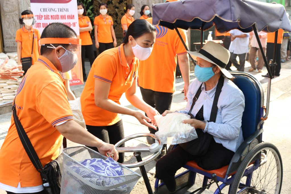 TP.HCM: Chùa Giác Ngộ - Quỹ Đạo Phật Ngày Nay trao tặng gạo đợt 5 cho người dân trong đại dịch
