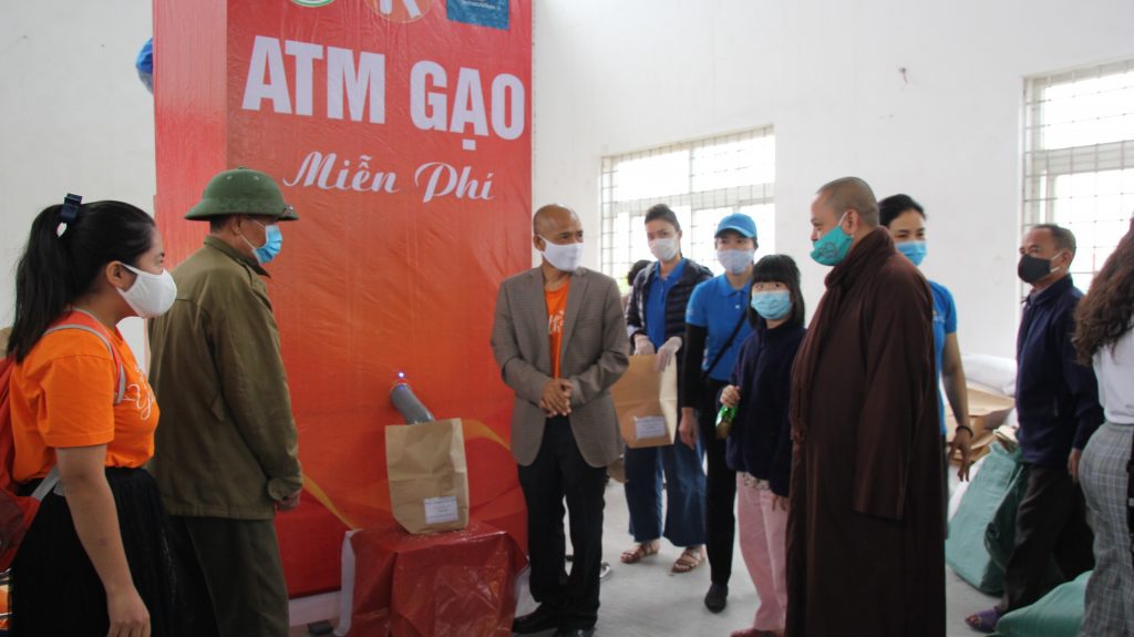 Vĩnh Phúc: BTS PG huyện Tam Đảo và chùa Vân – Tịnh Viện Vân Sơn phối hợp với các ban ngành huyện tổ chức lắp máy ATM phát gạo cho đồng bào các dân tộc