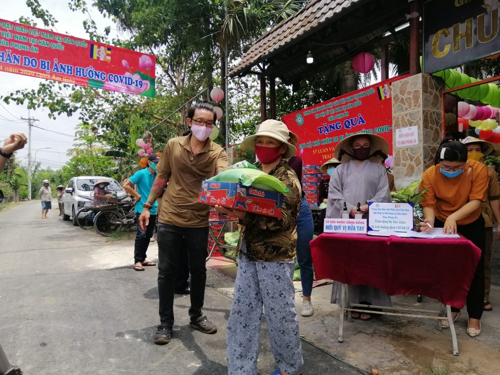 TP.HCM: Chùa Phụng Ân trao tặng 200 phần quà hỗ trợ bà con có hoàn cảnh khó khăn