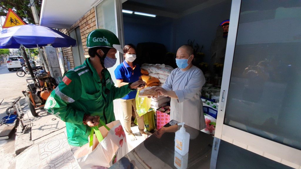 TP.HCM: Chùa Phước Thành tặng quà cho bà con nghèo quận 1 trong mùa dịch Covid-19