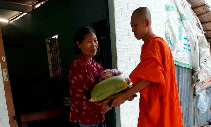 Vĩnh Long: Chùa Gò Xoài tặng quà đón mừng tết Chôl Chnăm Thmây
