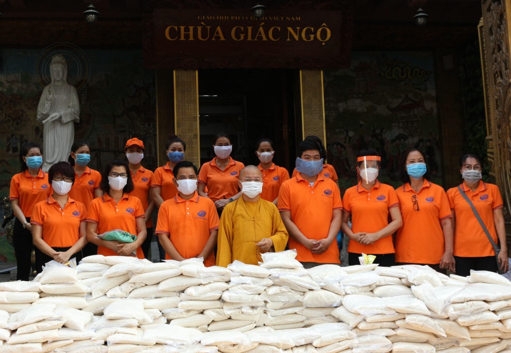 TP.HCM: Chùa Giác Ngộ - Quỹ Đạo Phật Ngày Nay hỗ trợ trao tặng gạo đợt 4 cho người dân trong đại dịch