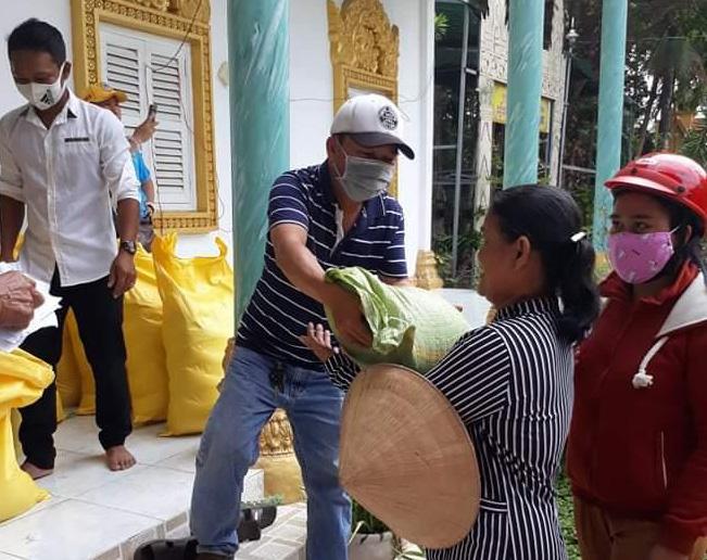 Vĩnh Long: Chùa Gò Xoài tặng gạo bà con gặp khó khăn mùa dịch bệnh