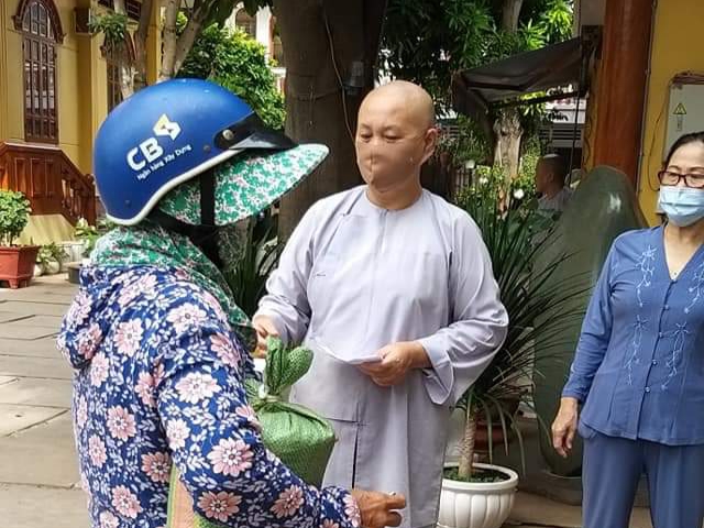 BR-Vũng Tàu: Linh Quang Tịnh Xá trao tặng 300 phần quà hỗ trợ đồng bào