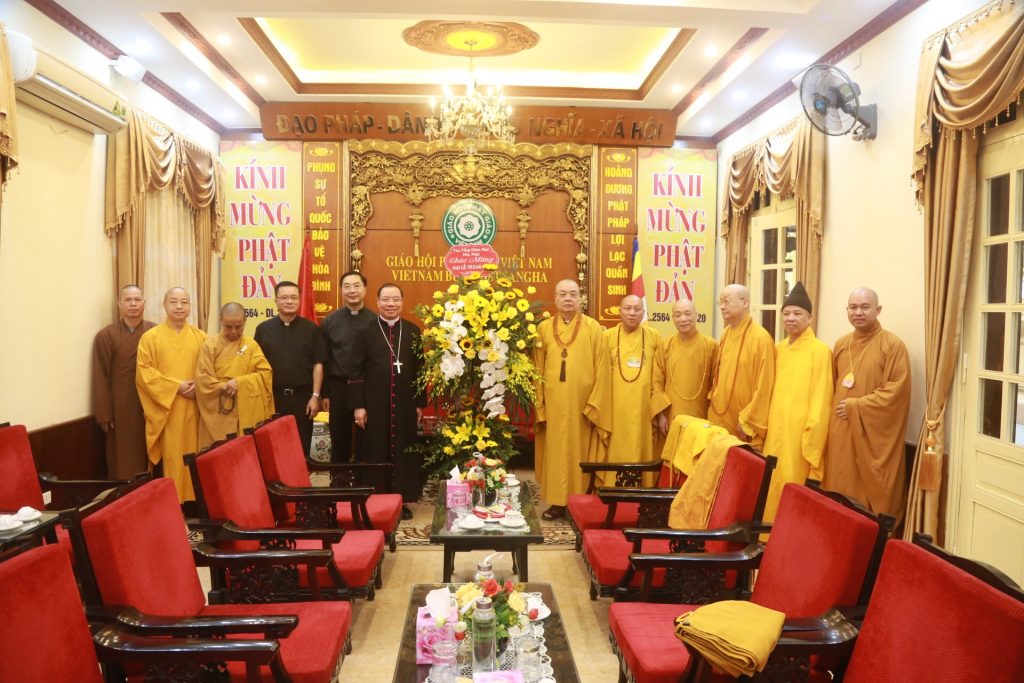 [Video]Hà Nội: Hội LHPN, Trung Ương Hội Chữ thập đỏ Việt Nam và các Tôn giáo bạn chúc mừng GHPGVN nhân mùa Phật Đản PL.2564