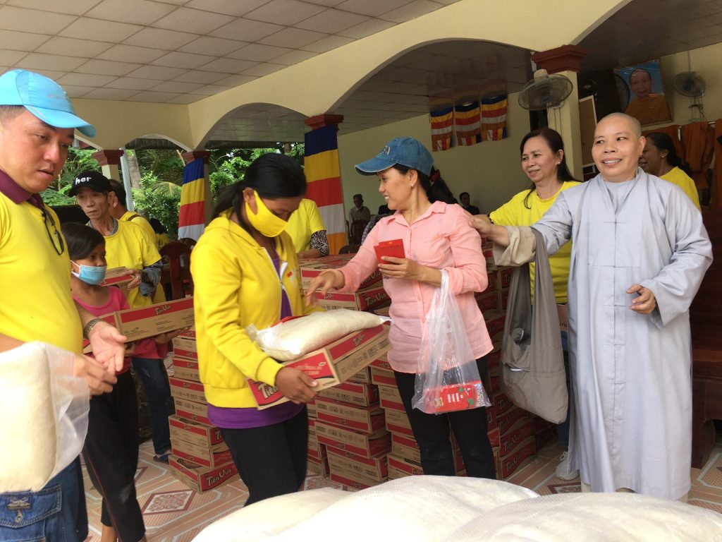 An Giang: “Mùa Phật đản làm việc thiện” - Chùa Phước Thành tặng quà cho bà con có hoàn cảnh khó khăn