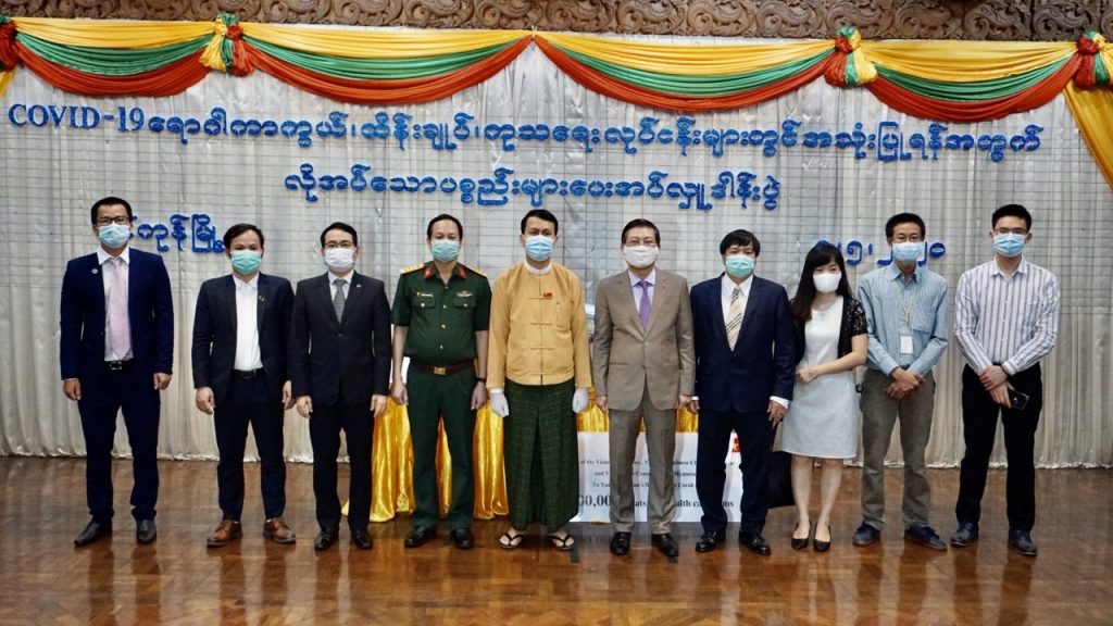 Myanmar: Đại sứ Quán và doanh nghiệp, cộng đồng người Việt Nam tại Myanmar chung tay đóng góp, trao tặng quà cứu trợ TP. Yangon phòng chống đại dịch Covid-19