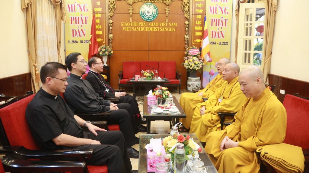 Hà Nội: Hội LHPN, Trung Ương Hội Chữ thập đỏ Việt Nam và các Tôn giáo bạn chúc mừng GHPGVN nhân mùa Phật Đản PL.2564 – DL.2020