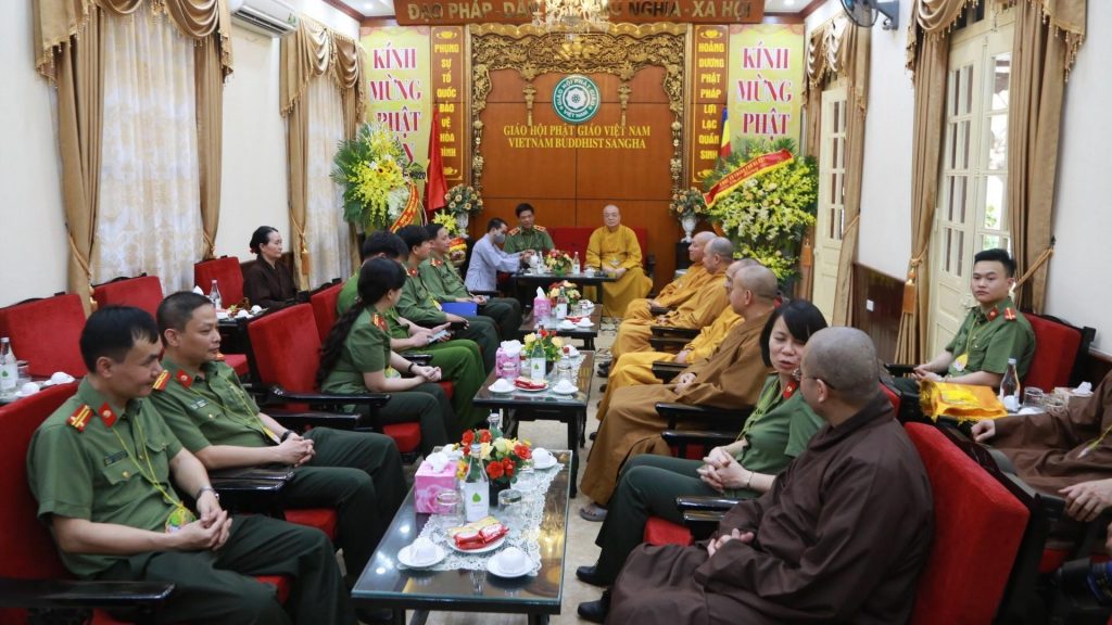 [Video] Hà Nội: Đoàn Quốc Hội và Công an thành phố chúc mừng GHPGVN nhân dịp Phật đản PL.2564