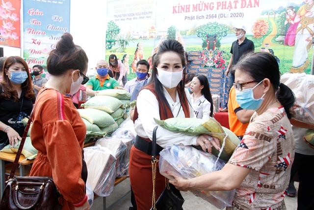 TP. HCM: Trung tâm Ngoại ngữ “Chùa Lá” chia sẻ với bà con có hoàn cảnh khó khăn trong mùa dịch Covid