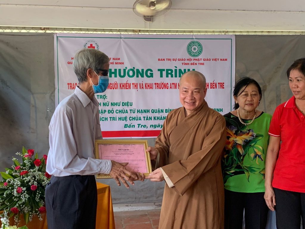 [Video] Bến Tre: Ban TTXH Phật giáo tỉnh khai trương ATM nước và tặng quà người khiếm thị