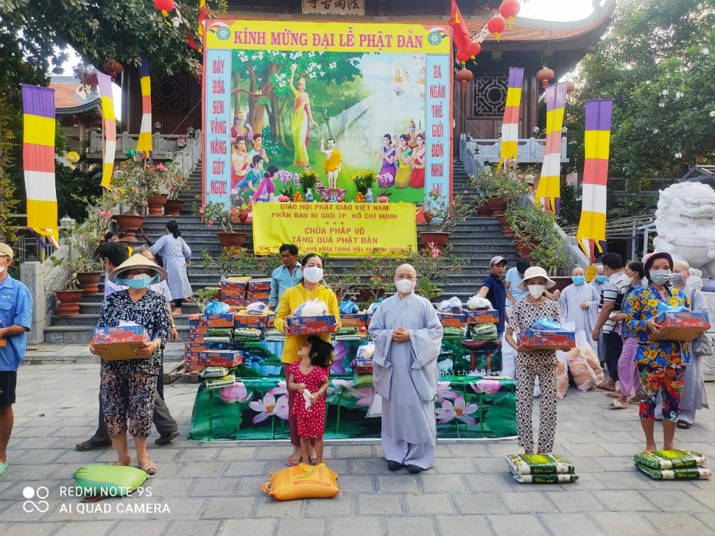 TP. HCM: Phân ban Ni giới thành phố kết hợp chùa Pháp Võ tặng quà ngày Phật đản
