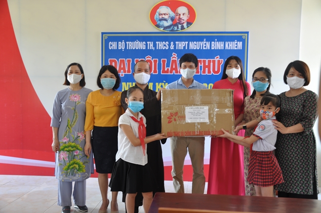 Quảng Ninh: Chùa Tiêu Dao tặng 2.000 khẩu trang cho các Trường học