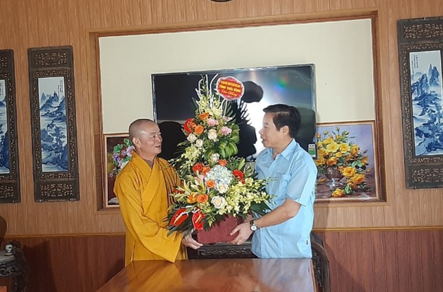 Thái Bình: Các cơ quan tỉnh thăm, chúc mừng dịp Phật đản PL.2564