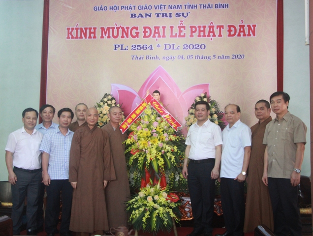 Thái Bình: Lãnh đạo tỉnh thăm, tặng quà Ban Trị sự Phật giáo tỉnh