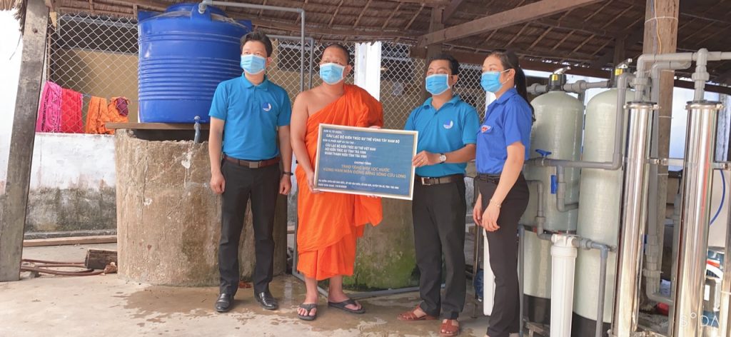 Trà Vinh: Tỉnh đoàn với chương trình "Trao tặng máy lọc nước vùng hạn mặn ĐBSCL" đến chùa Bãy Xào Giữa