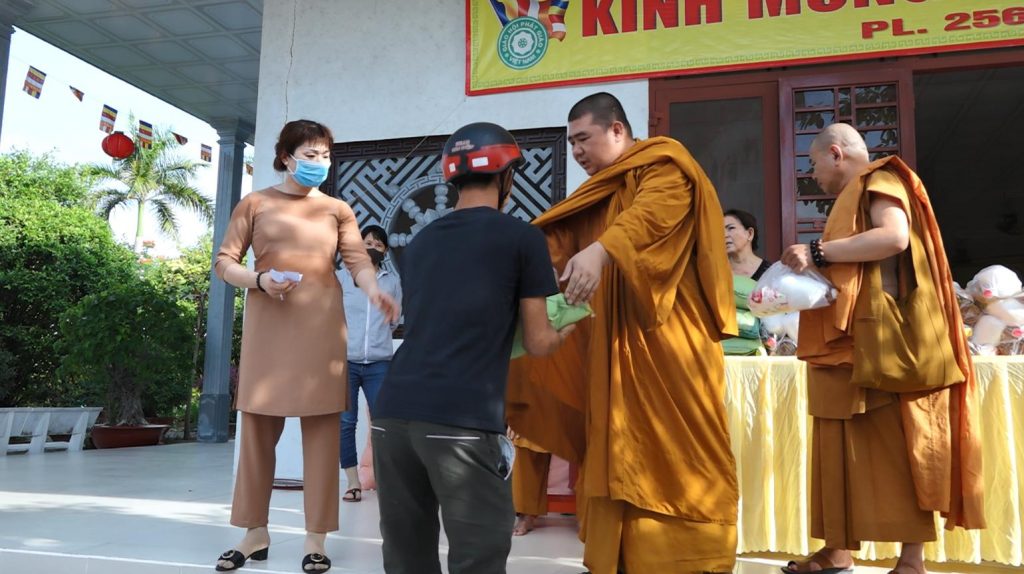 Kiên Giang: Tịnh xá Ngọc Sơn phát quà cho bà con có hoàn cảnh khó khăn.