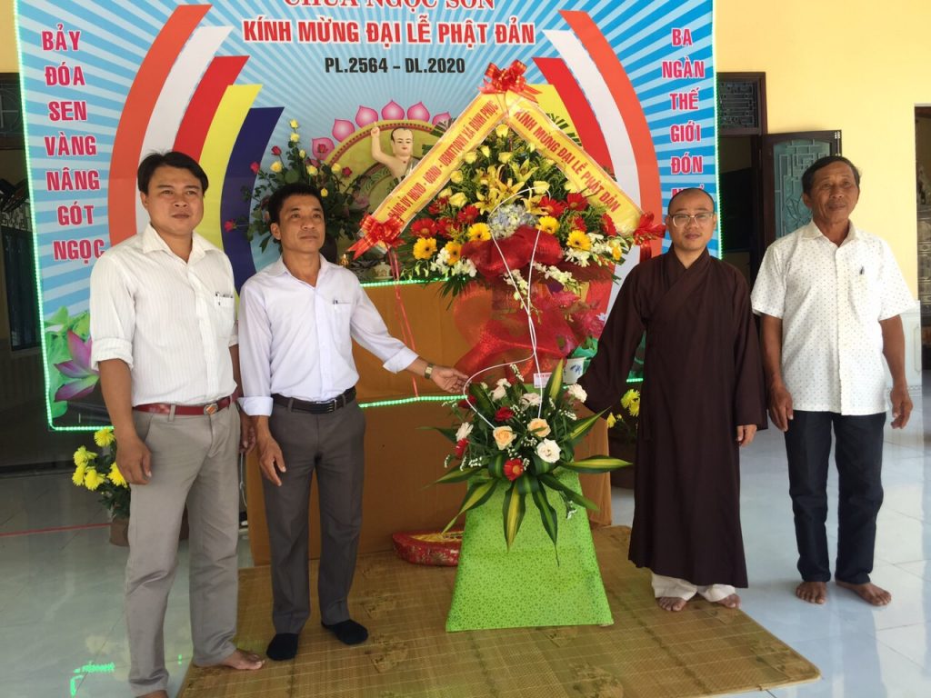 Quảng Nam: Lãnh đạo xã Bình Phục chúc mừng Phật đản PL.2564 đến chùa Ngọc Sơn