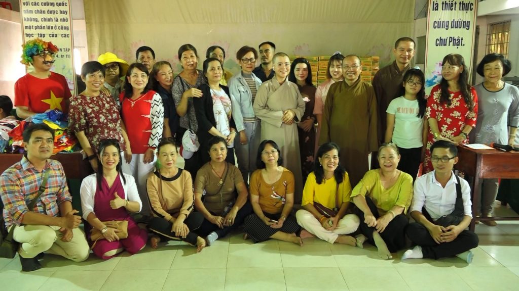 Kiên Giang: Hội chữ thập đỏ chùa Hùng Long và Hội chữ thập đỏ chùa Long Tuyền thăm Trung tâm TTXH Phật Quang