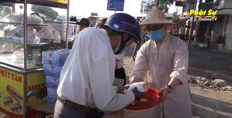 [Video] TP. HCM: CLB Phật Tâm tiếp tục hỗ trợ suất ăn sáng cho người có hoàn cảnh khó khăn