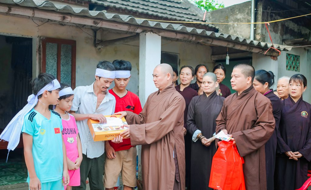 Thái Bình: Ban Từ thiện Xã hội Phật giáo tỉnh trao quà từ thiện tại huyện Quỳnh Phụ