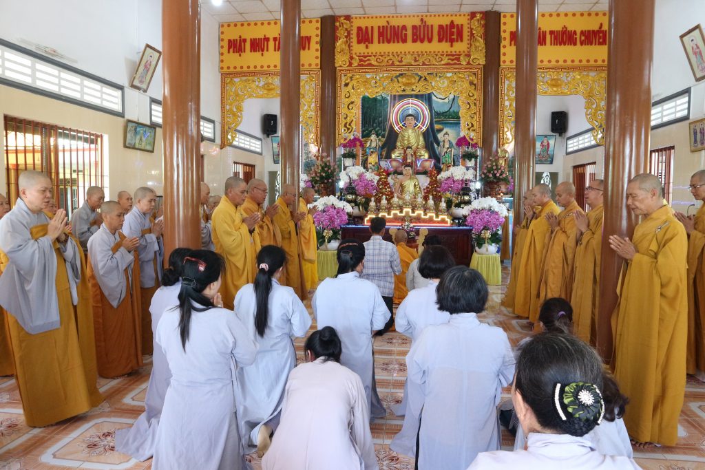 Bến Tre: Chùa Từ Ân tổ chức lễ kỳ siêu Cửu huyền Nội, Ngoại tổ và trao tặng 100 phần quà cho bà con địa phương
