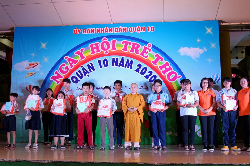 [Video] TP.HCM: Quỹ Đạo Phật Ngày Nay trao học bổng đến các em thiếu nhi có hoàn cảnh khó khăn
